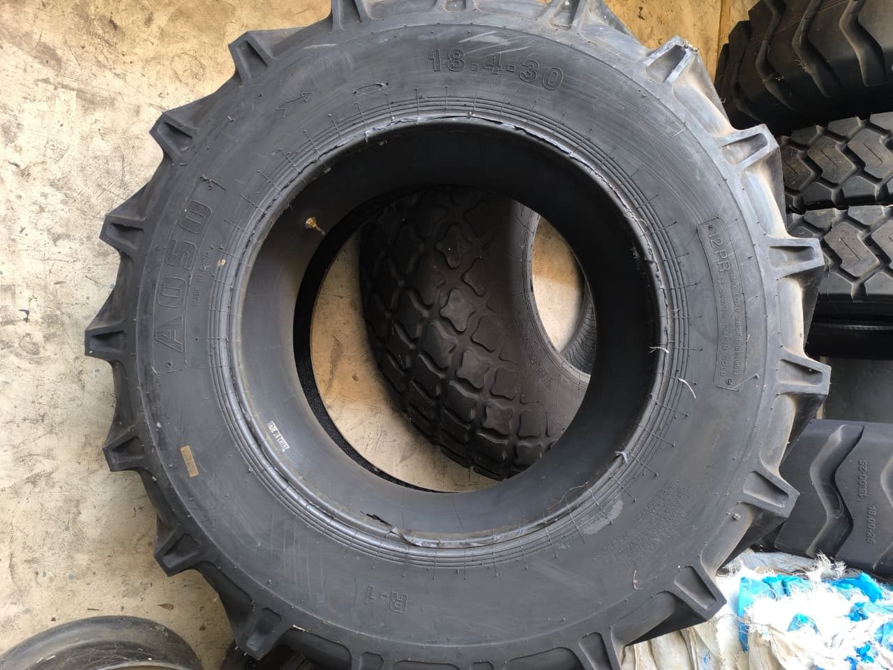BAN BELAKANG TRAKTOR R1 AOSO 18.4X30-10 12PR