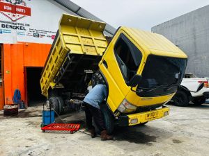 BENGKEL BSM PARTS SEDANG SERVICE RUTIN GANTI OLI FILTER DUMPTRUK COLDIESEL PELANGGAN PERUSAHAAN MATERIAL
