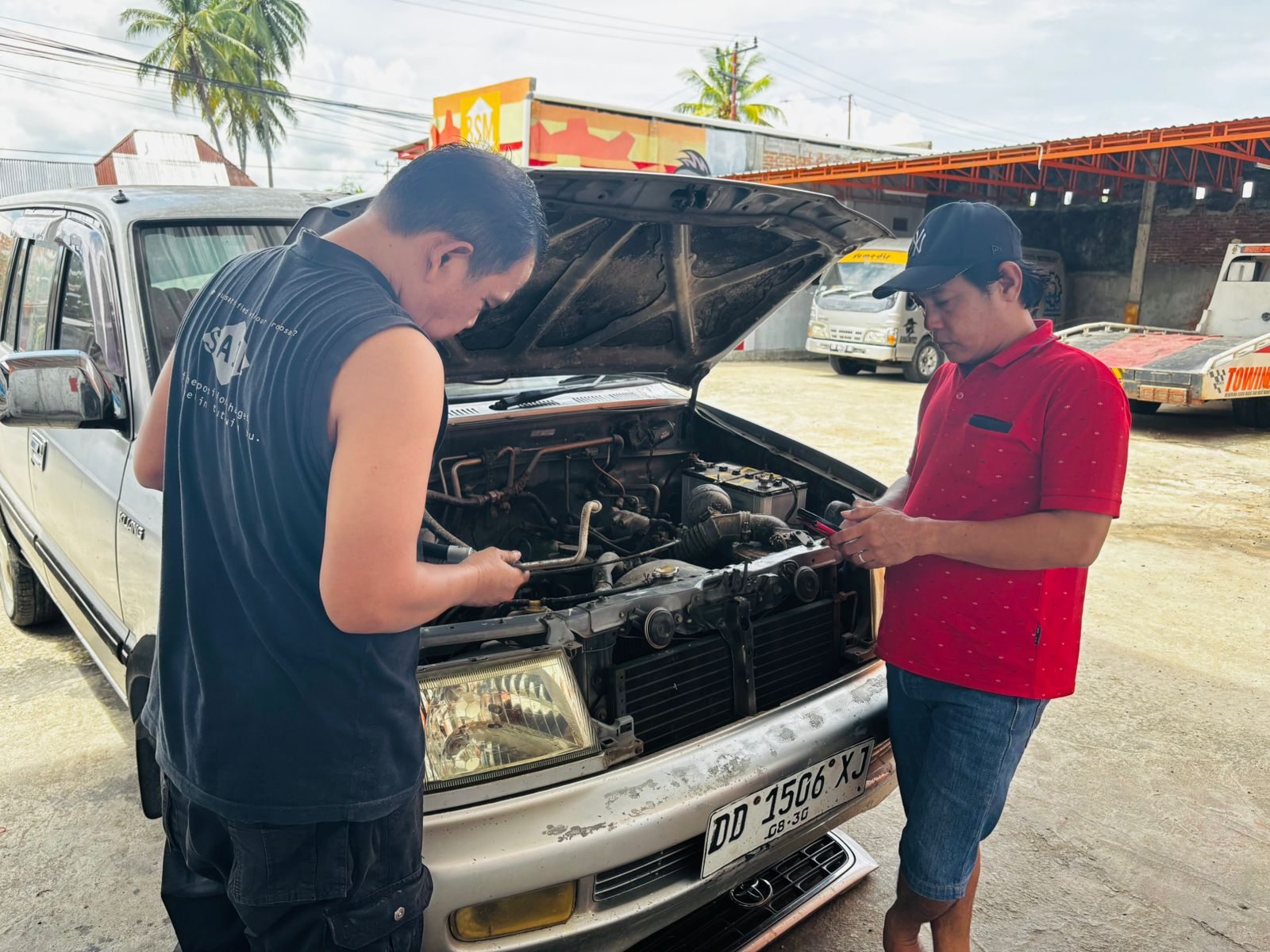 MEKANIK BENGKEL BSM PARTS SERVICE PEMBUATAN SELANG AC KOMPRESOR MOBIL PELANGGAN