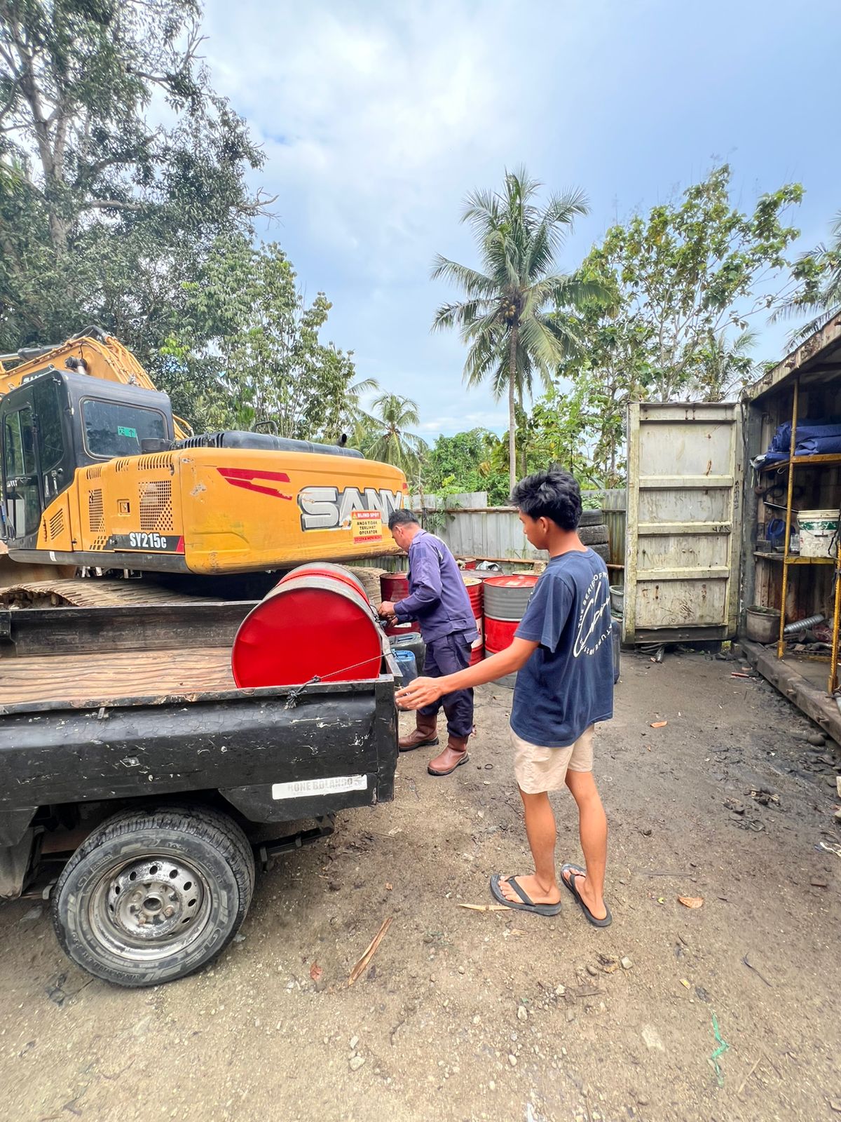 PENGANTARAN PENJUALAN OLI JUMBO DRUM DI GORONTALO KE PELANGGAN PROJECT KONSTRUKSI