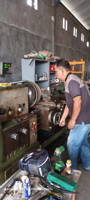 Pekerjaan Perbaikan Topi peLek Pelanggan Perusahaan Ekspedisi 2