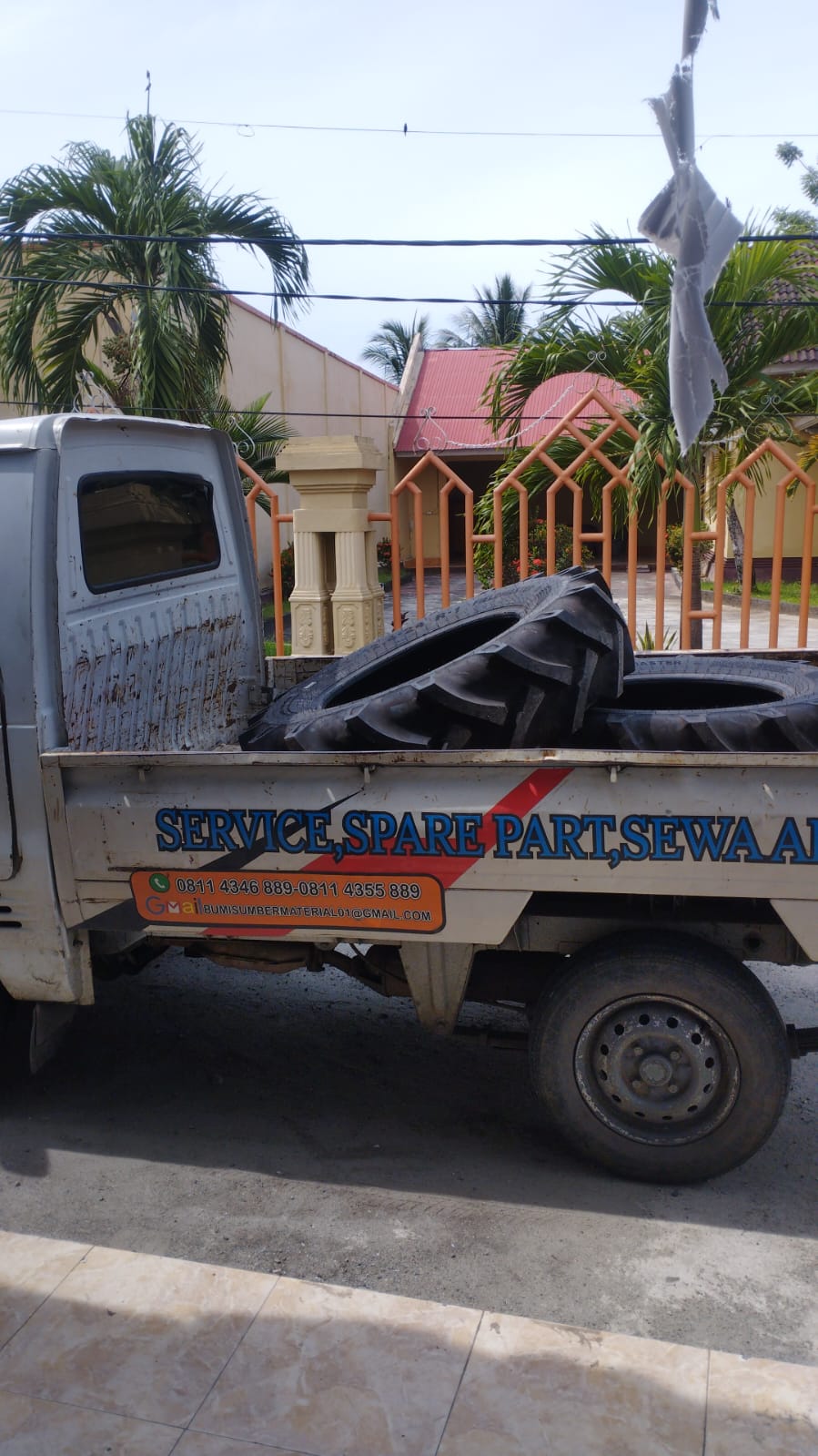 Penjualan Via WA Ban Traktor ke pelanggan perusahaan kebun dengan sistim Pelayanan Pengantaran Door to door