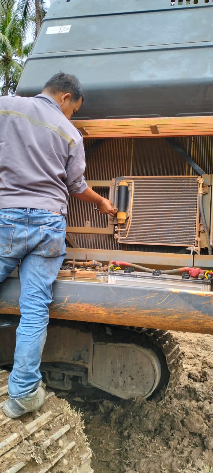 SERVICE-AC-EKSAVATOR-ZAXIS-330-DAN-PENGISIAN-FREON-AC-DI-SITE-PROJECT-PELANGGAN-KEBUN