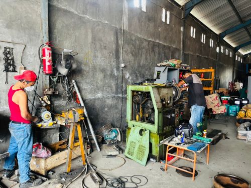 Service ganti topi Pelek Truk Pelanggan Konstruksi 2