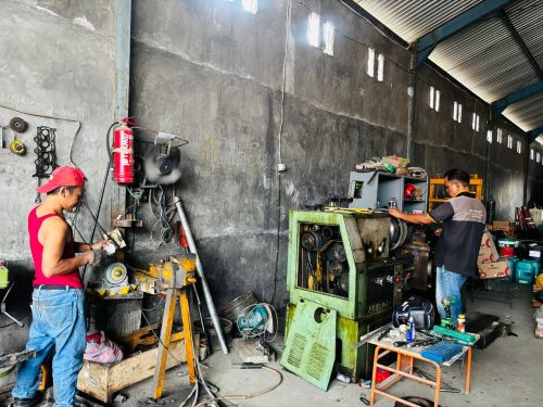 Service ganti topi Pelek Truk Pelanggan Konstruksi