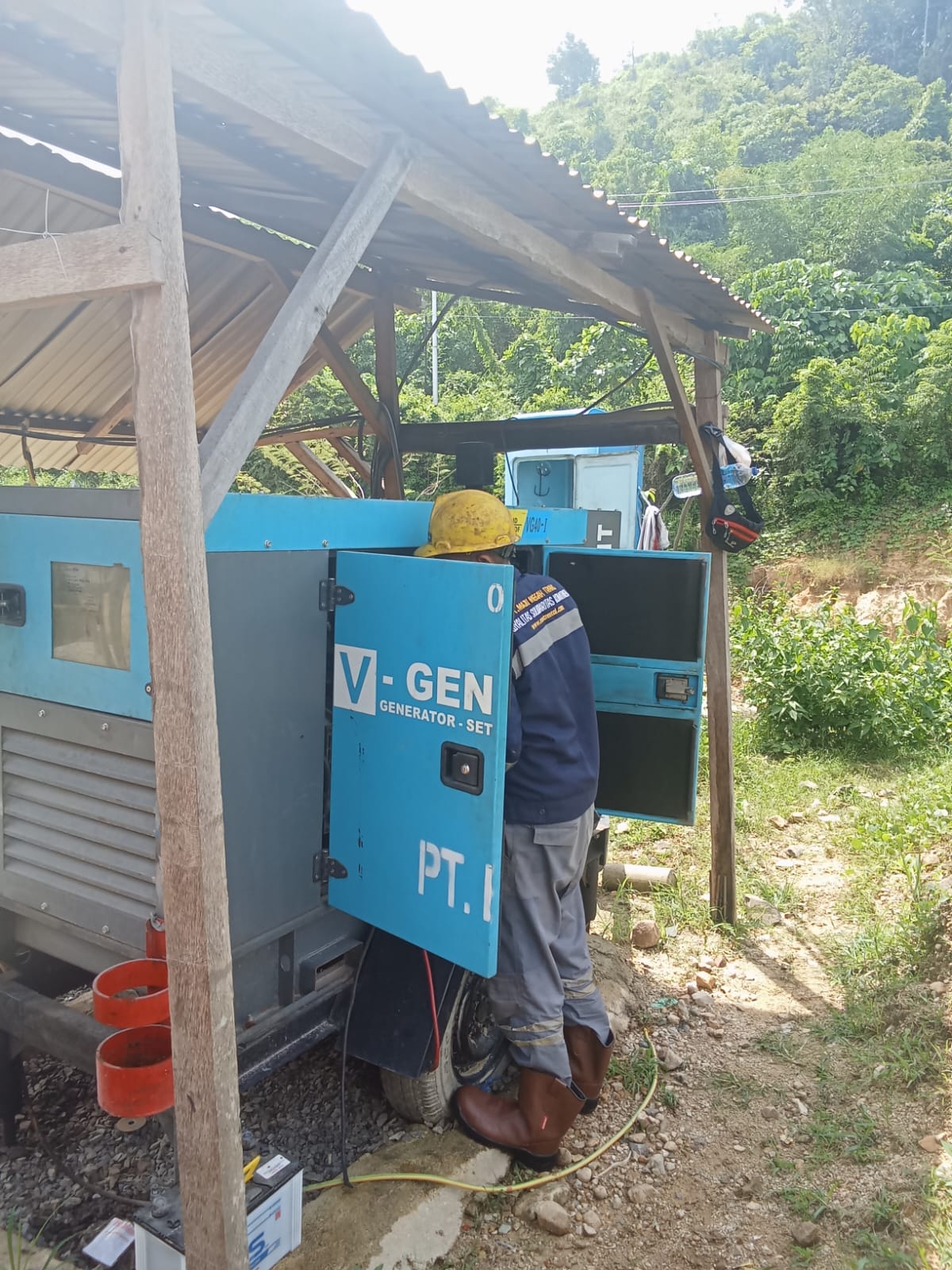 TIM MEKANIK BSM PARTS MELAKUKAN SERVIS PERBAIKAN MESIN GENSET KOSTUMER PERUSAHAAN KEBUN DI GORONTALO