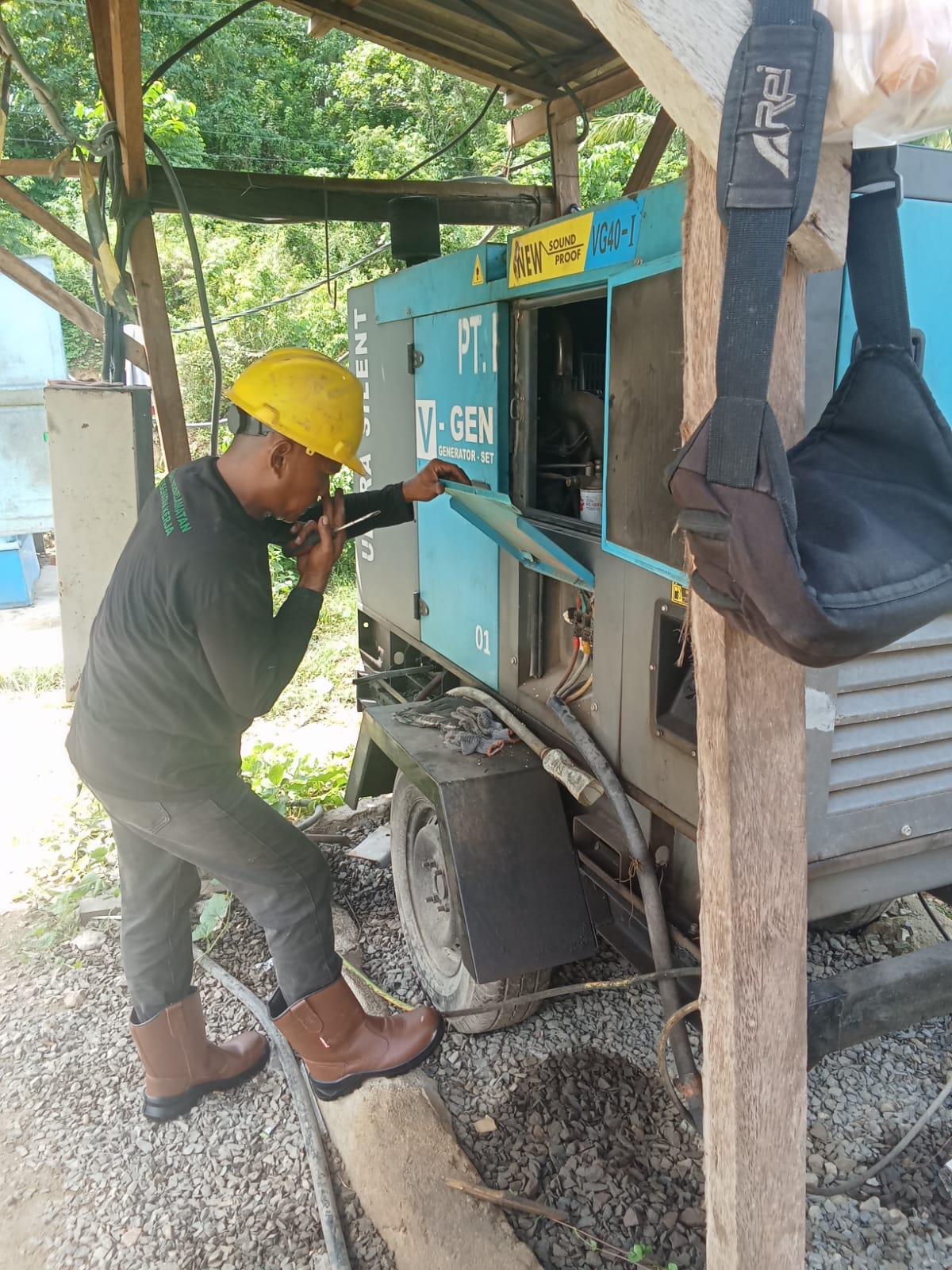TIM MEKANIK BSM PARTS MELAKUKAN SERVIS PERBAIKAN MESIN GENSET KOSTUMER PERUSAHAAN SAWIT DI GORONTALO
