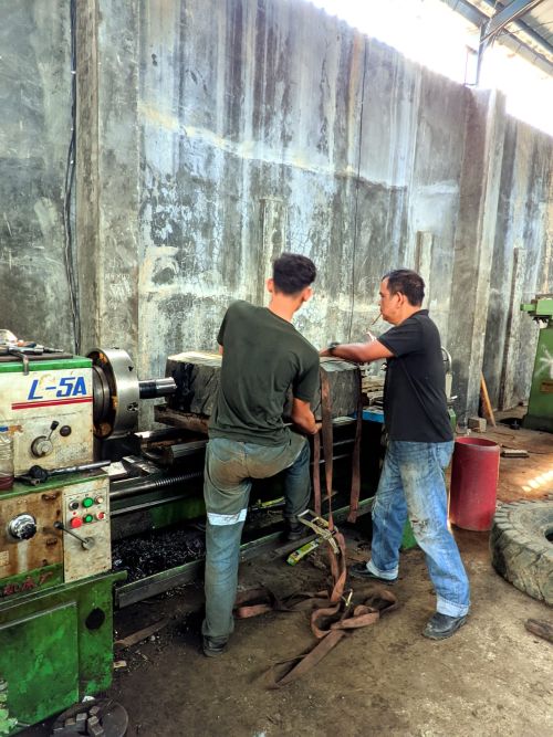 PEMBUATAN BAN DAPRA BAN PUSHER KAPAL LAUT DENGAN MESIN BUBUT