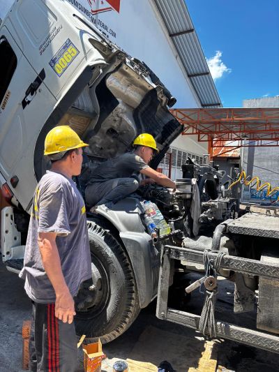 SERVICE TRUK TRONTON PELANGGAN PERUSAHAAN LOGISTIK GORONTALO 2