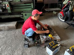 Jasa Perbaikan Mesin Charger Aki Pelanggan Pabrik 1