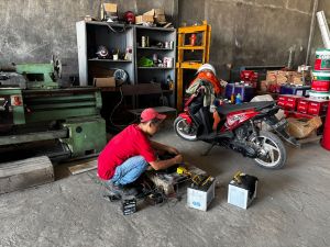 Jasa Perbaikan Mesin Charger Aki Pelanggan Pabrik 2