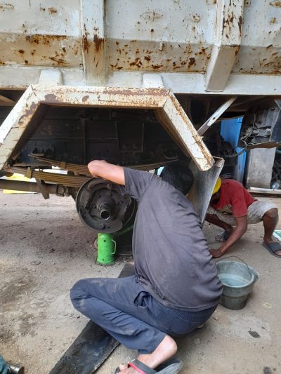 Jasa Replace karet rem bagian depan kanan DT Isuzu NMR 71