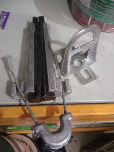 Klem gantung Suspension gantung kabel 35-50 mm