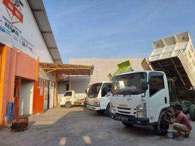 JASA PET GREASE TRUK TRAILER PELANGGAN KONTRAKTOR KONSTRUKSI